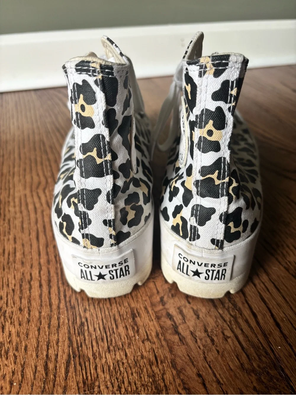 Converse High-Top Sneakers in White, Black & Tan Leopard Print size 8.5 - Picture 4 of 7